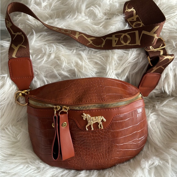 Warm tan faux crocodile skin crossbody bag - Picture 2 of 2